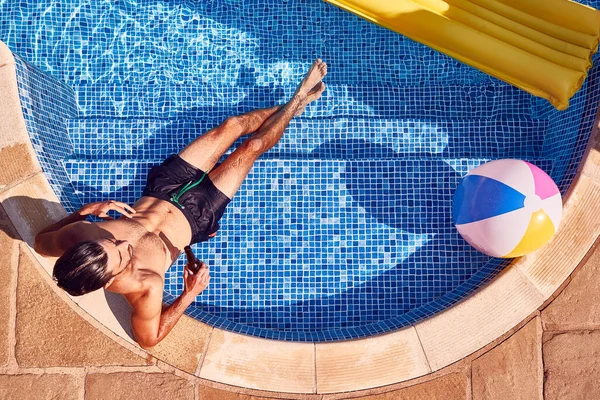 Tir Aérien Homme Dans Les Shorts Bain Détendre Dans Piscine — Photo