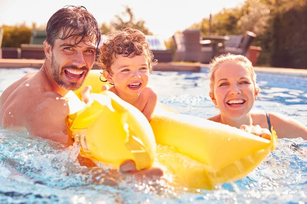 Familj Med Ung Son Kul Med Uppblåsbara Sommarsemester Utomhuspool — Stockfoto