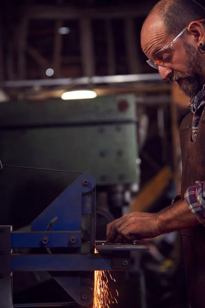 Male Blacksmith Shaping Metalwork Belt Sander Sparks — Stock Photo, Image