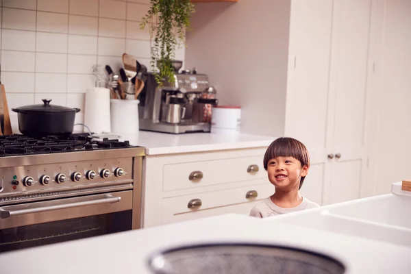 Gülümseyen Asyalı Çocuk Mutfakta Duruyor — Stok fotoğraf