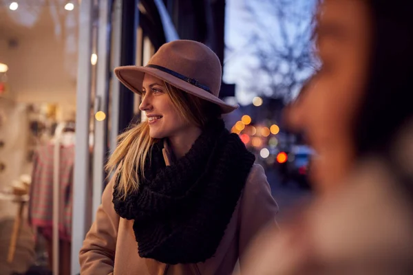 Vista Nocturna Dos Mujeres Ventana Compras Mirando Pantalla Tienda Moda — Foto de Stock