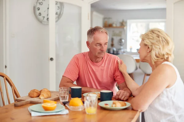 Femme Âgée Réconfortant Homme Souffrant Dépression Table Petit Déjeuner Maison — Photo