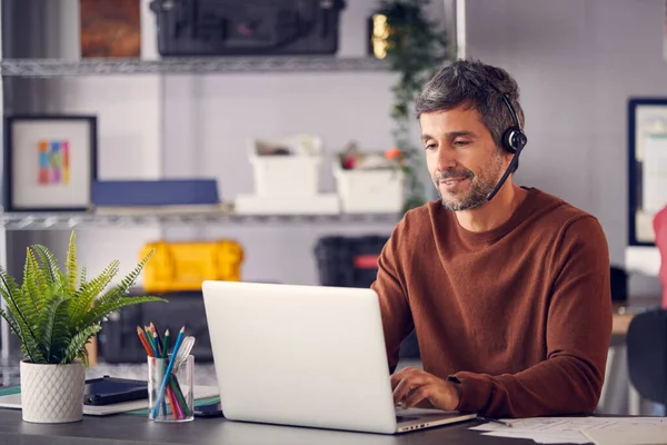 Homme Affaires Mature Portant Casque Téléphonique Parlant Appelant Dans Service — Photo