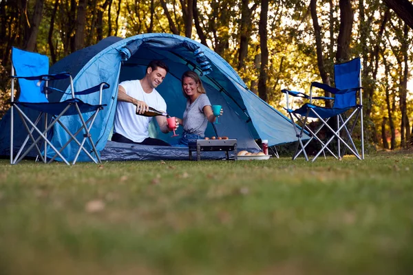 Casal Tenda Camping Sentado Por Churrasqueira Bebendo Champanhe — Fotografia de Stock