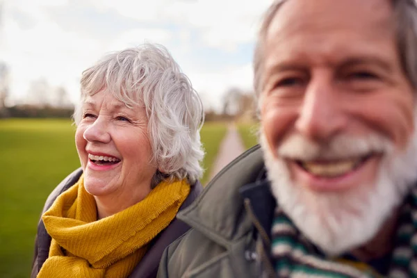 Retrato Casal Sênior Amoroso Desfrutando Outono Inverno Passeio Através Parque — Fotografia de Stock