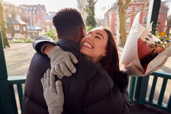 Hombre Romántico Abrazando Mujer Joven Después Darle Ramo Flores Mientras — Foto de Stock