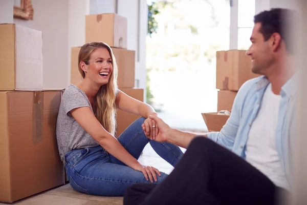 Pareja Cariñosa Tomando Descanso Sentada Piso Una Nueva Casa Día —  Fotos de Stock