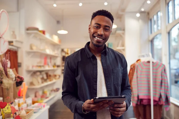 Retrato Del Dueño Masculino Pequeña Empresa Comprueba Acción Tienda Usando —  Fotos de Stock