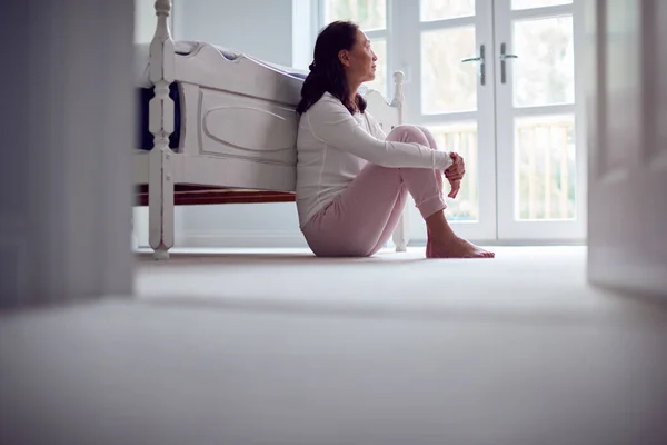Mutsuz Depresif Pijamalı Asyalı Kadın Yatak Odasında Yerde Oturuyor — Stok fotoğraf