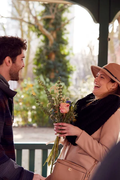 Romantisk Man Överraskande Ung Kvinna Med Bukett Blommor Som Möts — Stockfoto