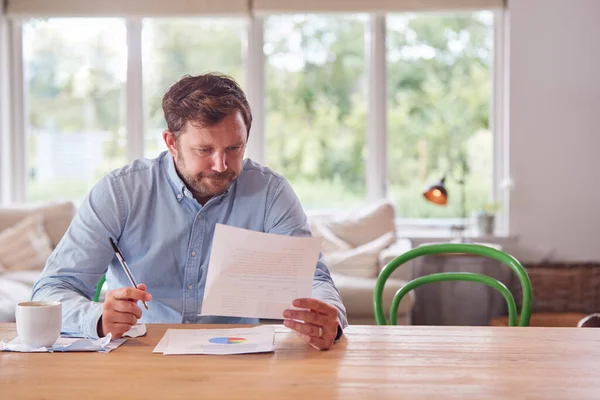 Homme Inquiet Assis Table Maison Examinant Les Finances Domestiques — Photo