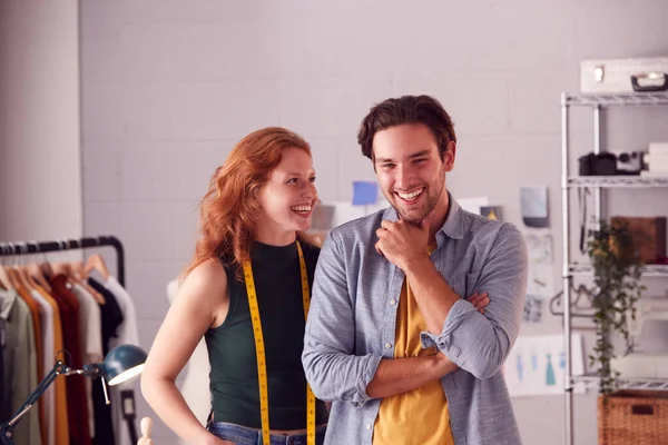 Portret Van Mannelijke Vrouwelijke Ondernemers Staan Samen Fashion Studio — Stockfoto