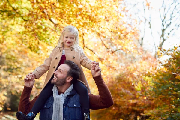 Far Spelar Spel Bär Dotter Axlar Familjevandring Längs Spåret Höst — Stockfoto