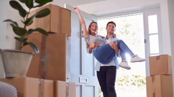 Hombre Llevando Mujer Por Encima Del Umbral Nuevo Hogar Como — Foto de Stock