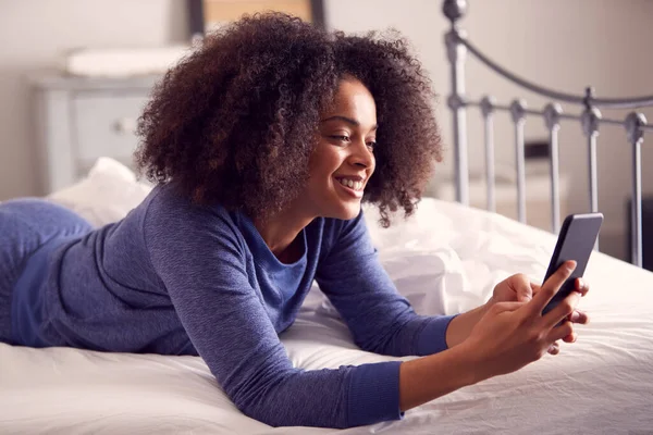 Жінка Лежить Ліжку Мобільним Телефоном Носити Піжами — стокове фото