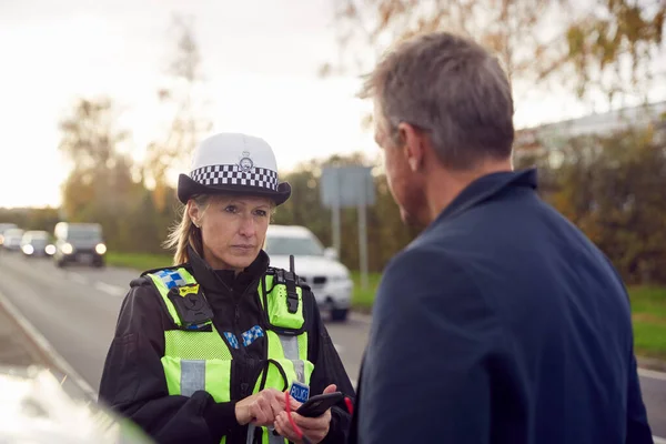 Trafikkpolititjenestemann Får Vitneerklæring Fra Lokomotivfører Ved Trafikkulykke Mobiltelefon – stockfoto