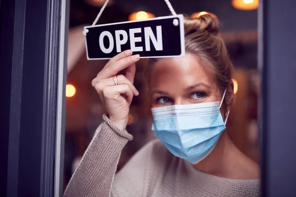 Proprietário Feminino Pequenas Empresas Que Usam Máscara Facial Girando Sinal — Fotografia de Stock