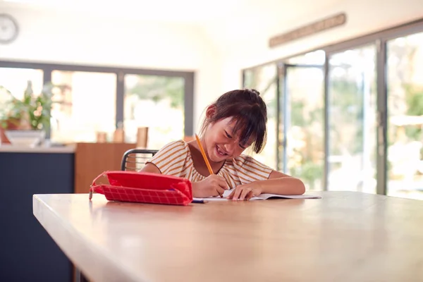 Jeune Fille Asiatique Domicile Scolarisation Travailler Table Dans Cuisine Écriture — Photo