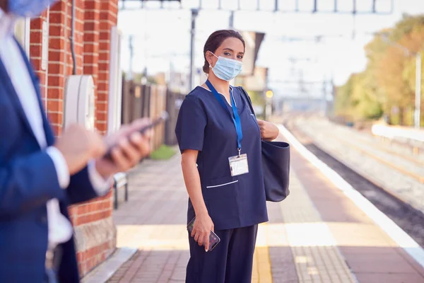 Infirmière Uniforme Sur Plate Forme Ferroviaire Portant Masque Facial Epi — Photo