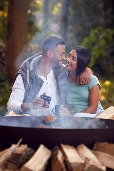 Ateşin Yanında Oturmuş Sıcak Içeceklerle Kamp Yapan Romantik Çift — Stok fotoğraf