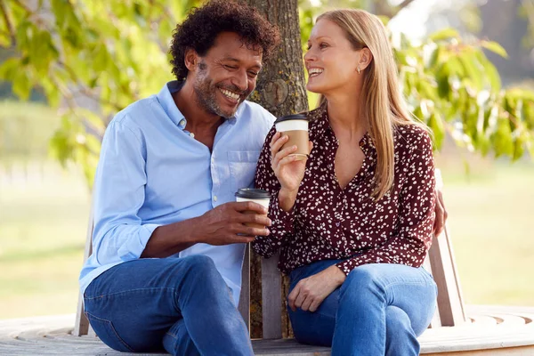 Pareja Madura Amorosa Relajándose Sentados Juntos Banco Bajo Árbol Parque — Foto de Stock