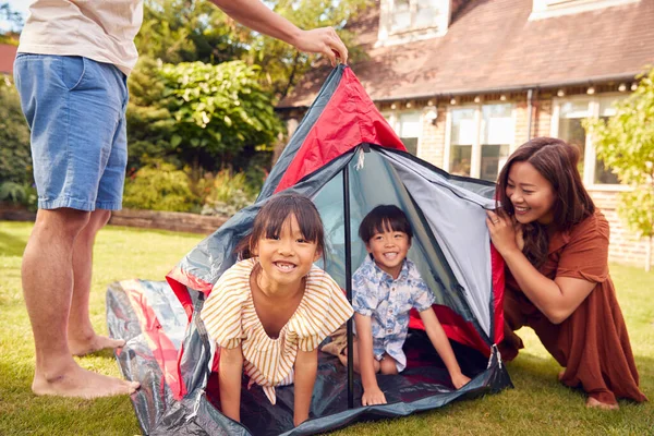 Azjatycka Rodzina Ogrodzie Domu Rozkładanie Namiotu Camping Trip Razem — Zdjęcie stockowe