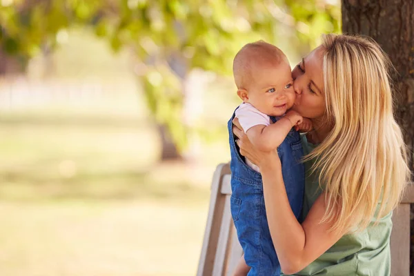Liebevolle Mutter Kuschelt Und Spielt Mit Baby Tochter Freien Auf — Stockfoto