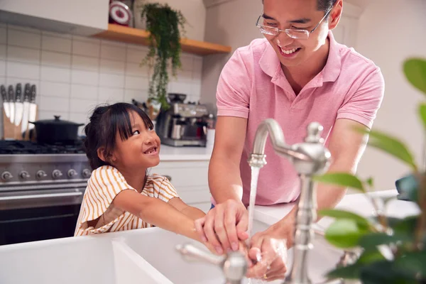 Padre Asiático Ayudando Hija Lavarse Las Manos Con Jabón Casa —  Fotos de Stock