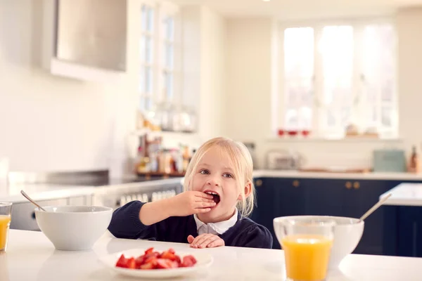 Chica Vistiendo Uniforme Escolar Cocina Tomando Fresas Frescas Para Desayuno — Foto de Stock