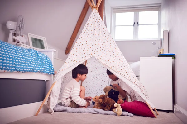 Çadırdaki Asyalı Çocuklar Yatak Odasında Oyuncaklarla Oynarken Eğleniyorlar — Stok fotoğraf