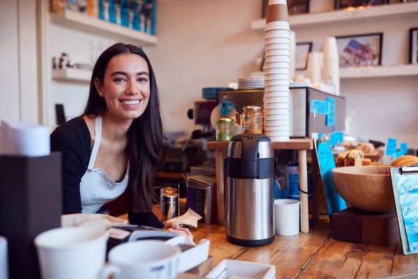 カウンターの後ろに立つコーヒーショップの笑顔の女性オーナーの肖像 — ストック写真