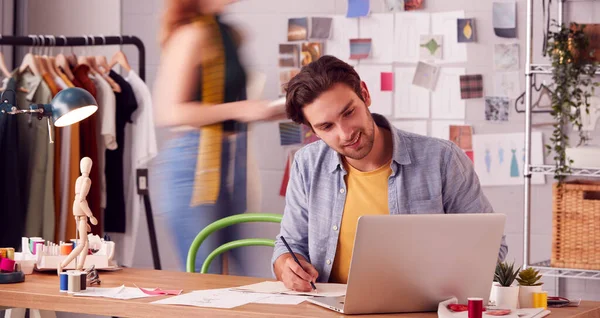 Mannelijke Vrouwelijke Ondernemers Werken Samen Aan Ontwerpen Drukke Fashion Studio — Stockfoto