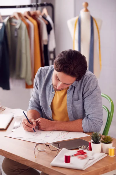 Studente Imprenditore Sesso Maschile Che Lavora Nella Moda Schizzi Disegni — Foto Stock