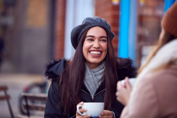 Två Kvinnliga Vänner Möte Sitter Utanför Coffee Shop City High — Stockfoto