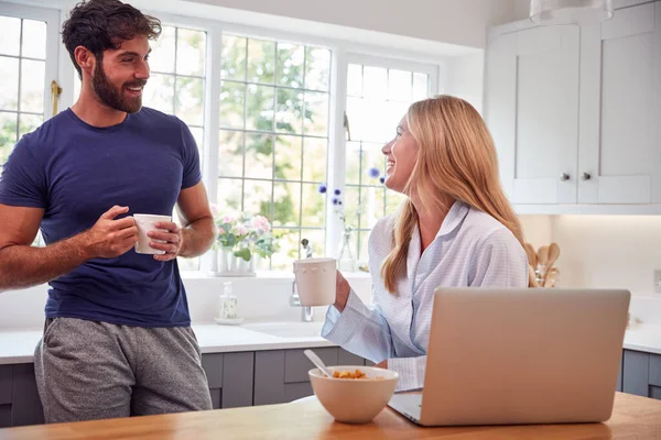 Couple Wearing Pyjamas Kitchen Laptop Eating Breakfast Together — Stock Photo, Image
