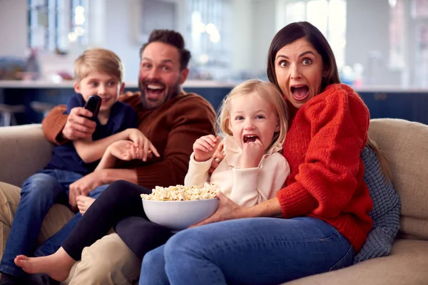 Familie Sitzt Mit Popcorn Auf Sofa Und Schaut Gemeinsam Gruselfilm — Stockfoto