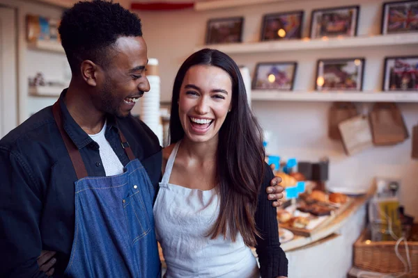 Retrato Pareja Sonriente Corriendo Cafetería Juntos Pie Detrás Del Contador — Foto de Stock