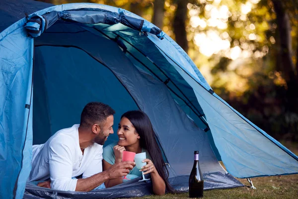 Kamp Yapan Çift Çadırda Uzanıp Birlikte Şampanya Içiyor — Stok fotoğraf