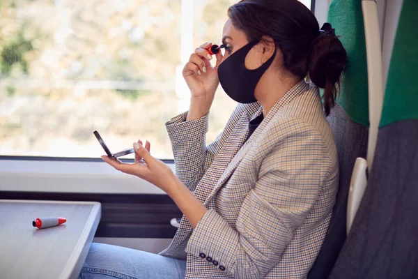 Femme Affaires Train Maquiller Tout Portant Masque Visage Epi Pendant — Photo