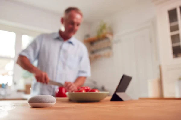 Hombre Retirado Haciendo Comida Cocina Con Altavoz Inteligente Primer Plano —  Fotos de Stock