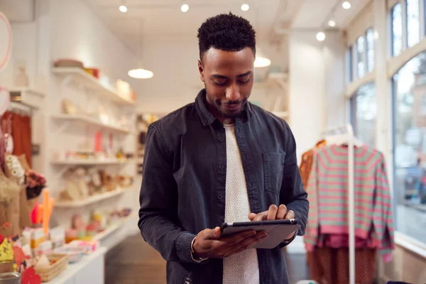 Homme Propriétaire Petite Entreprise Vérifie Stock Dans Boutique Utilisant Tablette — Photo