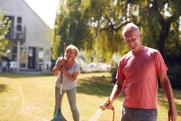 Emekli Çift Yerindeki Tesislerini Hortumla Sulıyor Bahçeyi Evdeki Tırmıkla Temizliyor — Stok fotoğraf