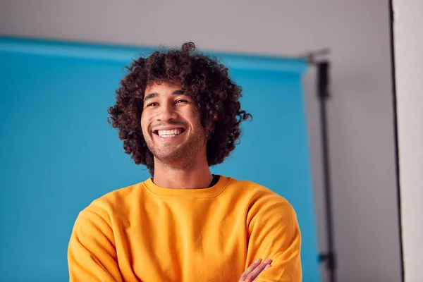 Estúdio Retrato Sorrir Jovem Contra Fundo Azul — Fotografia de Stock