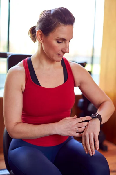 Mulher Madura Exercitando Casa Ginásio Verificando Saúde App Smart Watch — Fotografia de Stock