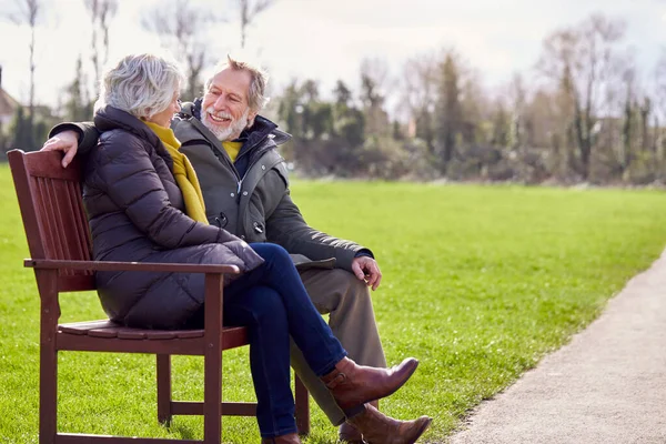 Amando Casal Sênior Sentado Assento Desfrutando Outono Inverno Passeio Através — Fotografia de Stock