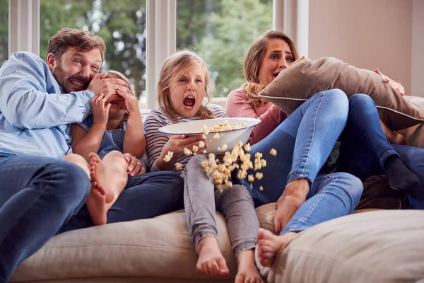 Przerażona Rodzina Siedzi Kanapie Domu Oglądając Horror Telewizji Popcornem — Zdjęcie stockowe