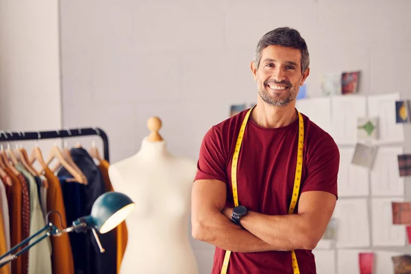 Retrato Diseñador Moda Masculino Con Cinta Métrica Alrededor Del Cuello — Foto de Stock