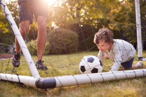 Padre Con Hijo Divirtiéndose Parque Jardín Jugando Fútbol Juntos — Foto de Stock