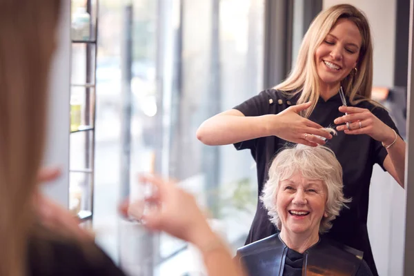 Senior Woman Having Hair Cut Female Stylist Hairdressing Salon — Stock fotografie