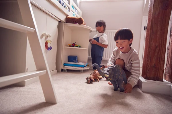 Asiatiska Barn Som Leker Med Leksaker Sovrummet Tillsammans — Stockfoto